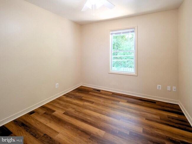 Building Photo - 10 Oak Dr