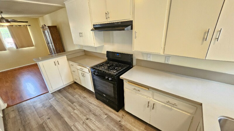 Building Photo - 638 N W Knoll Dr