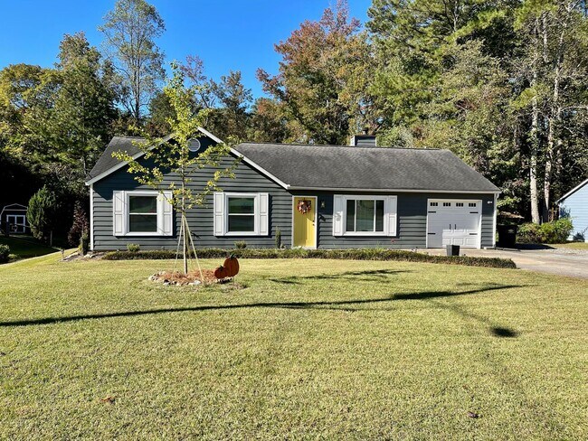 Building Photo - Beautiful newly renovated 3 bedroom 2 bath...