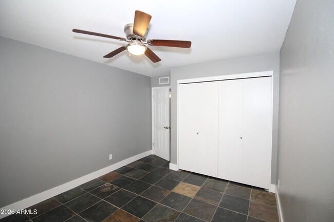 Building Photo - 1924 E Fremont Dr