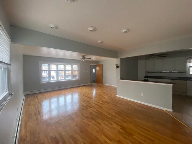 Building Photo - 164 W 18th St