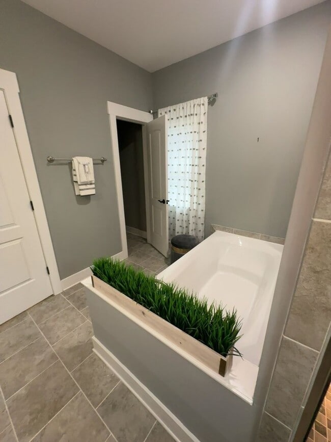 Building Photo - 1013 Edgewater Ln