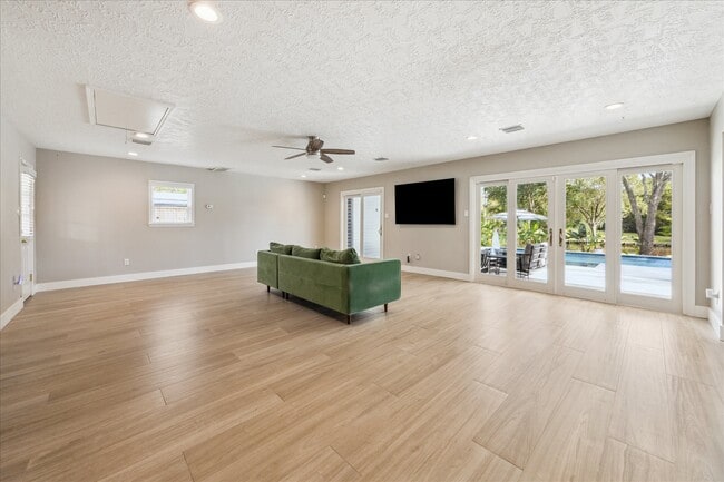 Building Photo - 205 W Bayou Dr