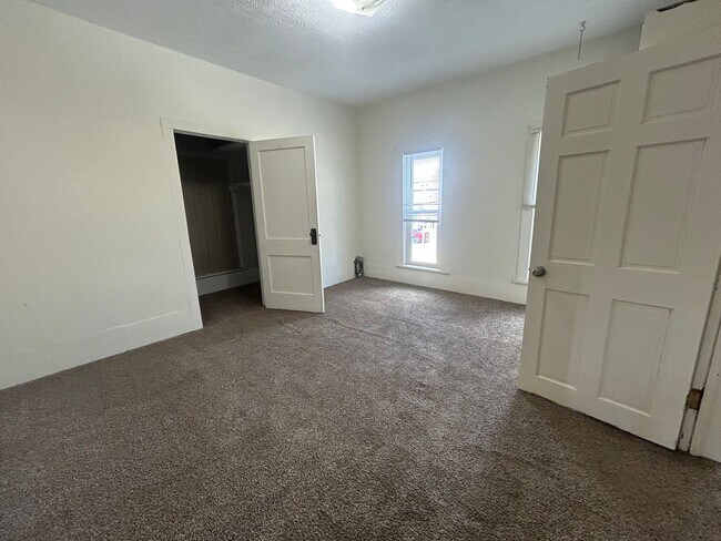 Building Photo - Charming Three Bedroom House In Grove City