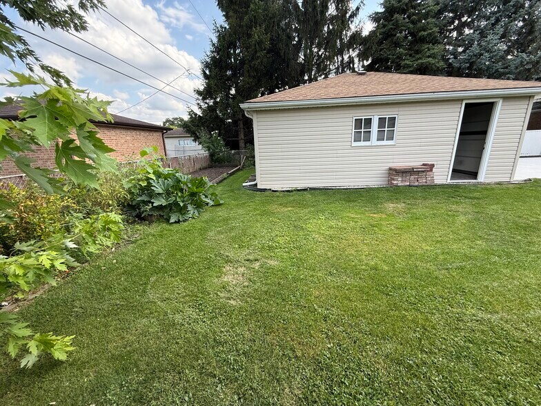 Building Photo - 8447 N Oriole Ave