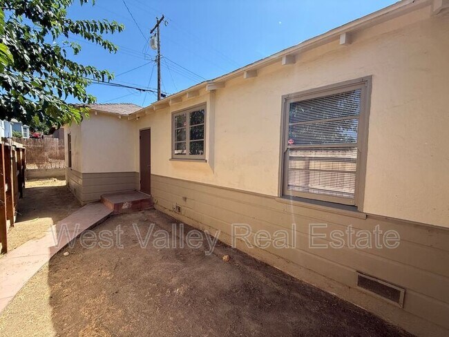 Building Photo - 511 Philippine St