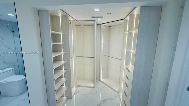 Building Photo - 3500 Mystic Pointe Dr