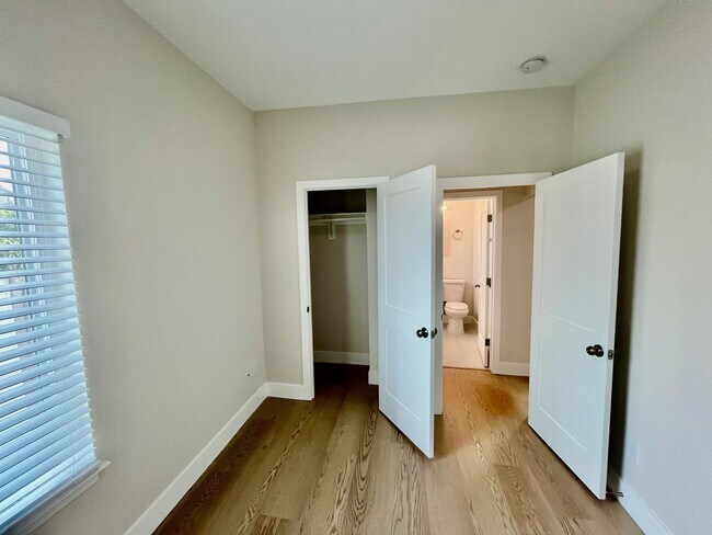 Building Photo - SPECTACULAR, TOP FLOOR 2 BED/1 BATH FULLY RENOVATED!!!