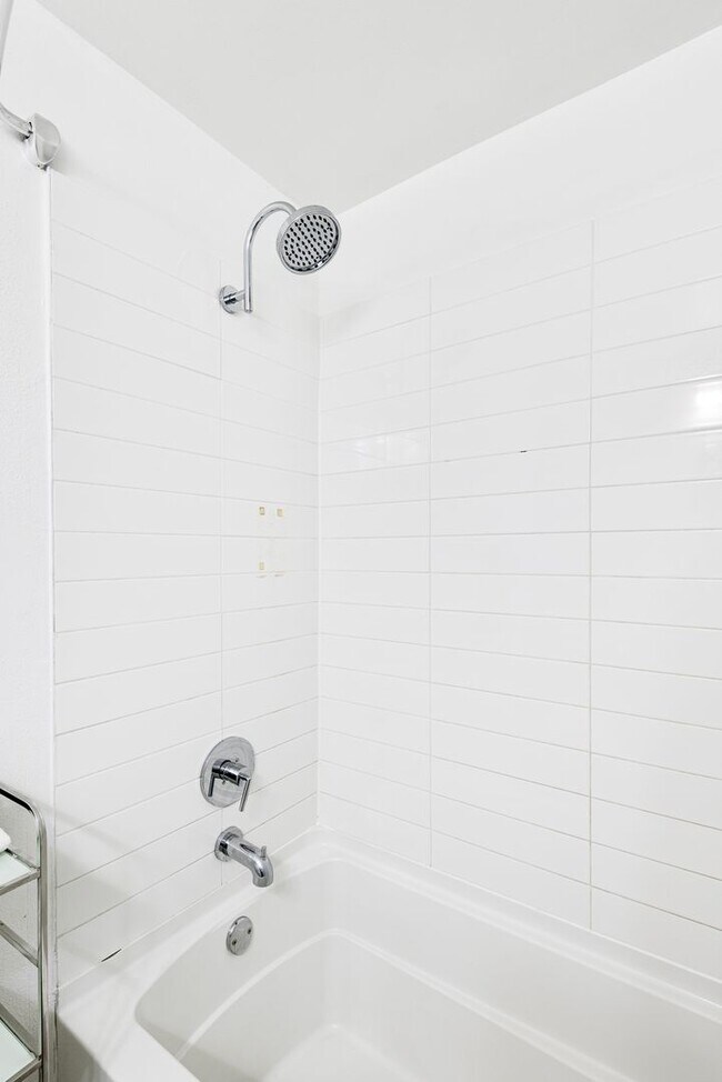 Building Photo - 2411 Tremont Pl