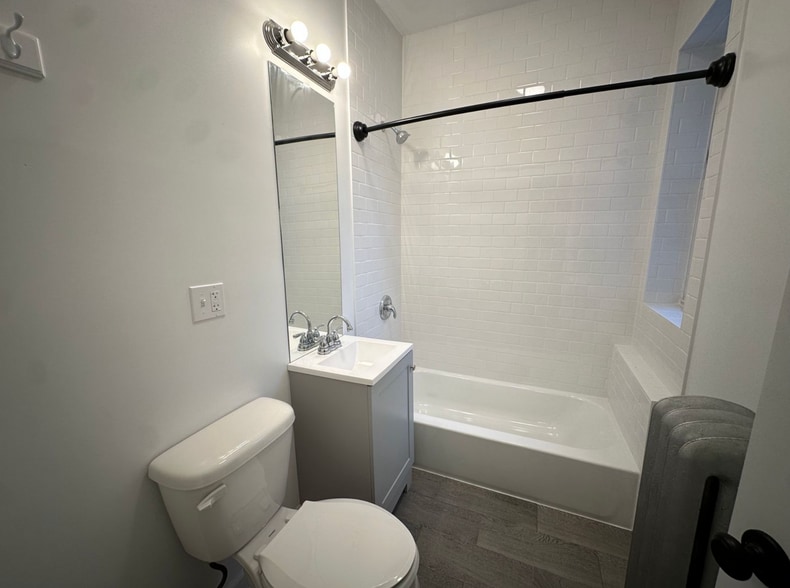 Building Photo - 6422 N Greenview Ave