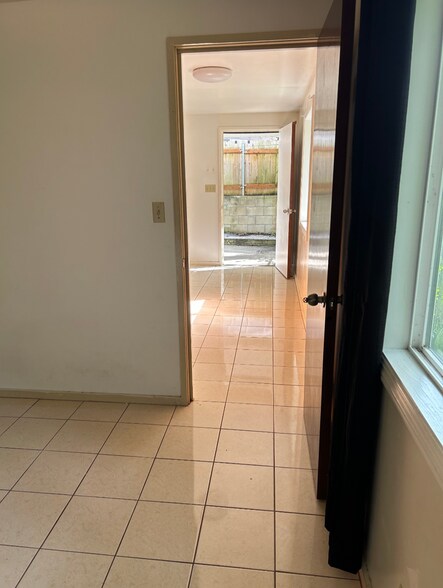 Building Photo - 2828 Kalihi St