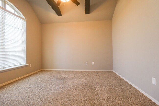 Building Photo - Spacious 3 Bedroom / 2 Bathroom with Modern Upgrade