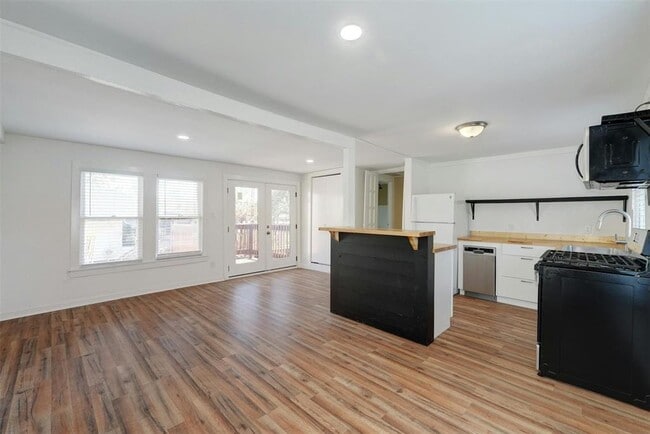 Building Photo - 1401 Windsor Rd