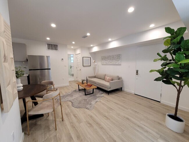 Building Photo - 1570 Yosemite Dr
