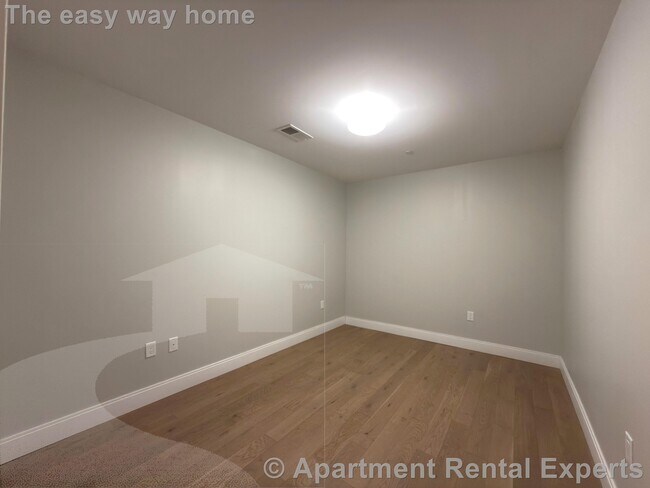 Building Photo - 9 Central St