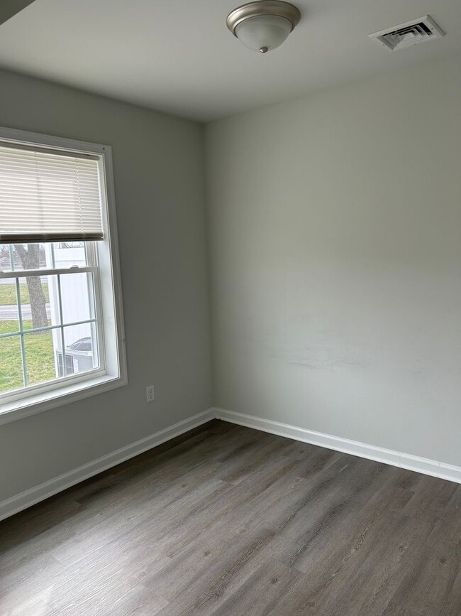 Building Photo - Like new 3 bedroom 2.5 bath townhouse
