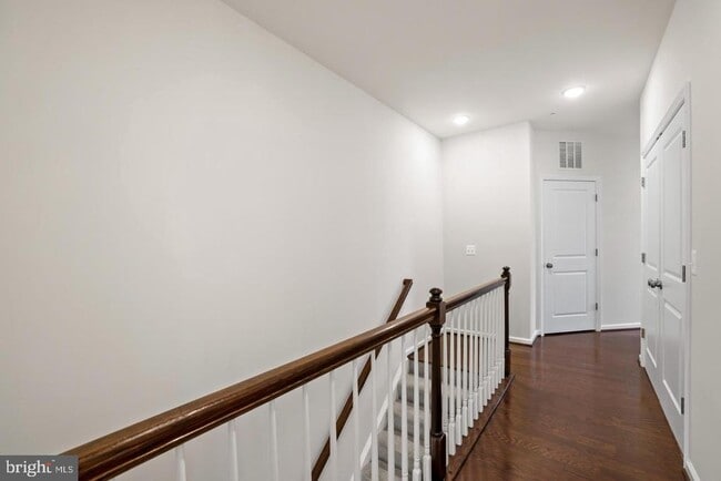 Building Photo - 1102 Ribbon Limestone Terrace SE