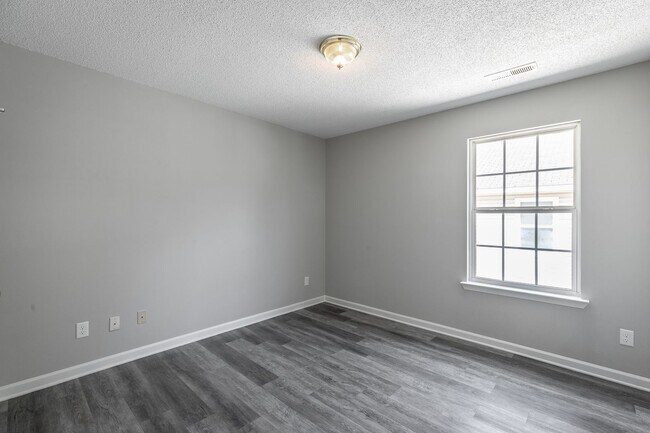 Building Photo - 4 bedroom 2 bath in the Southside (Mill Town)