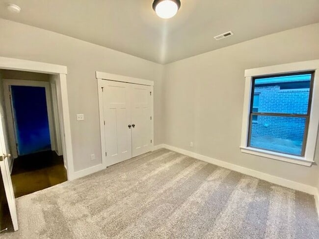 Building Photo - Great location in Athens