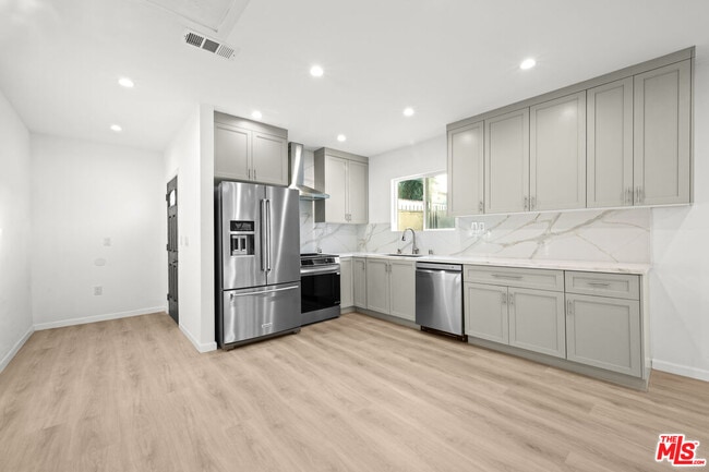 Building Photo - 1642 S Crest Dr