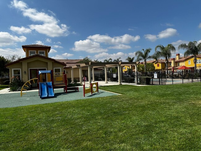Building Photo - Redlands Townhome For Rent!