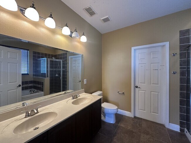Building Photo - 2412 Country Pond Ct