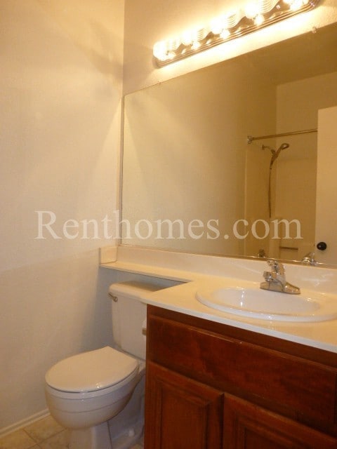 Building Photo - Mission Valley, 2220 Camino De La Reina #213 - Great Location Close to All!