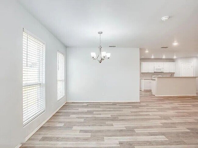 Building Photo - 5516 Jarvis St