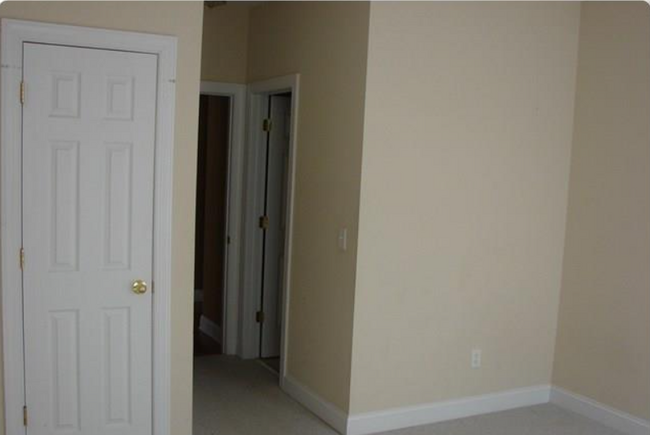 Building Photo - 6431 Park Pond Dr