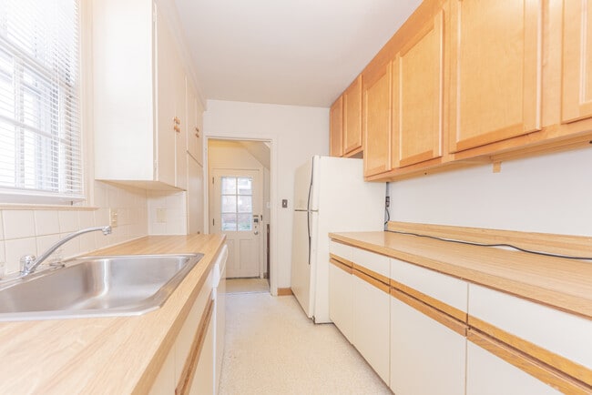 Building Photo - 909 E Ann St