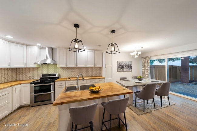 Building Photo - 4 bed, 2.5 bath Townhome Close to Community Pool!