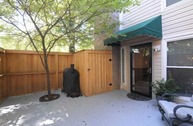 Building Photo - 3BD/2BA Townhouse located on the Germantow...