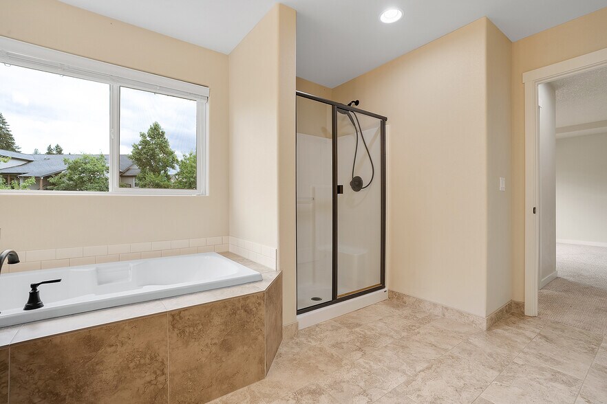 Building Photo - 28616 Greenway Dr