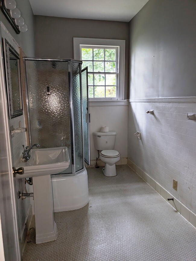 Building Photo - 604 Vance St NE