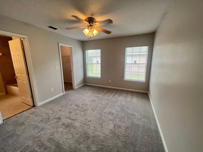 Building Photo - Newly Renovated 3 bedroom 2 bath home!!