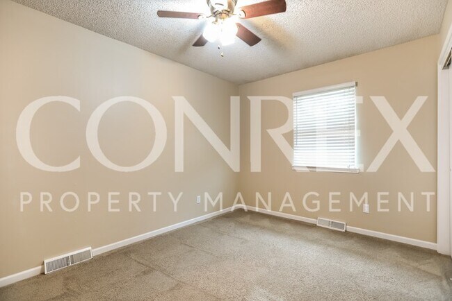 Building Photo - 3 Bdrm, 2.5 Bath move in ready in Lee's Su...