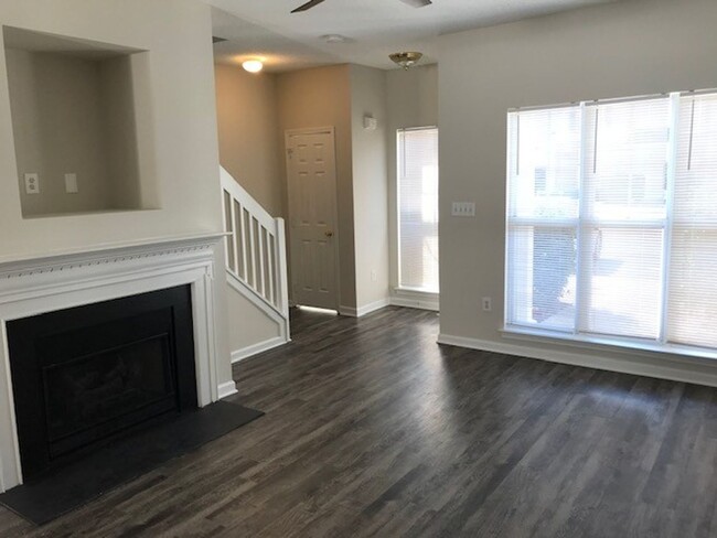 Building Photo - Move In Special!- $500 Off First Full Mont...