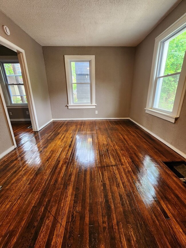 Building Photo - Three Bedroom Single Family Home!