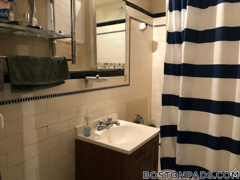 Building Photo - 349 Pleasant St