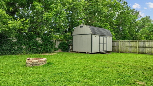 Building Photo - 905 SW Arrowhead Dr