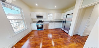 Building Photo - 736 Main St