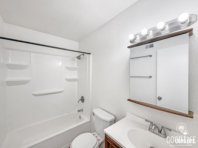 Building Photo - Nice 4B/2BA w/ Attached Garage & Fenced Yard