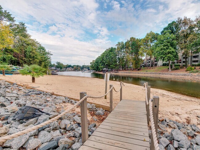 Building Photo - Amenity rich water front condo ready for move in!