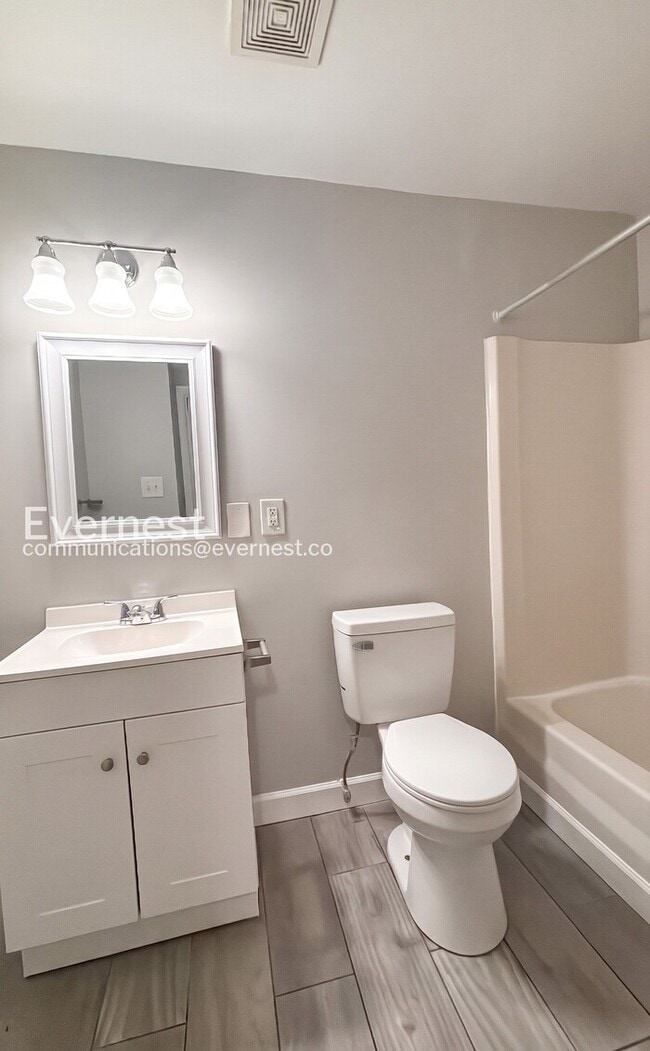 Building Photo - 3-Bedroom Home with Spacious Living and Convenient Amenities / Pet-Friendly / Vouchers Accepted /...