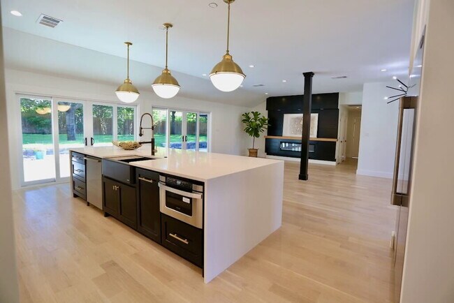 Building Photo - Executive Lease Near Preston Hollow  - Chef's Kitchen, Gated Drive & Spacious Patio