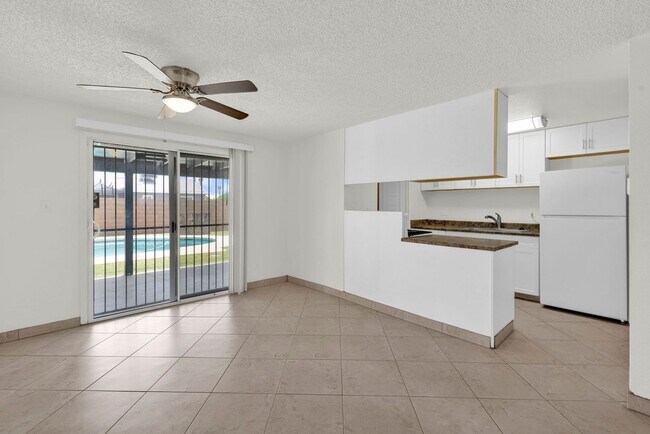 Building Photo - Great 3 bed 2 bath home with a pool!