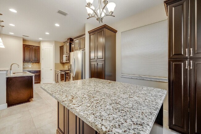 Building Photo - 4 bedroom, 3.5 bathroom in desirable Trasona!