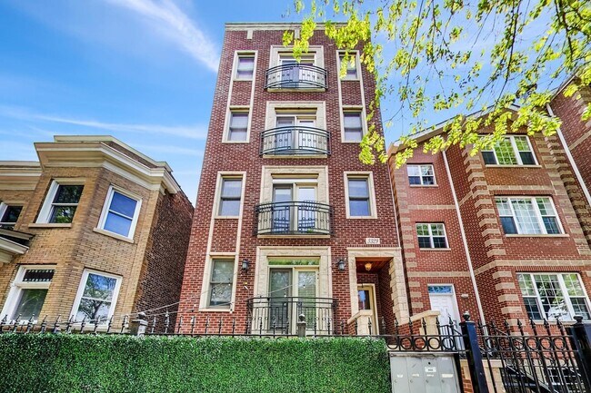 4th floor unit with west half of rooftop - 3329 N Sheffield Ave