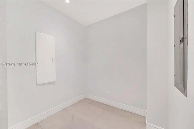 Building Photo - 16901 Collins Ave