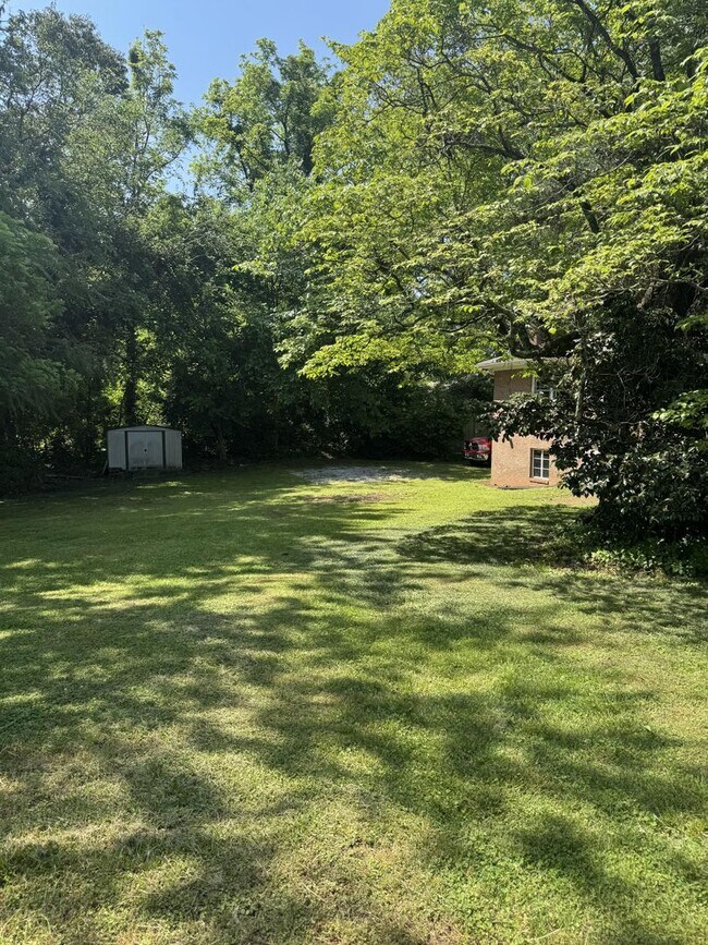 Building Photo - Fantastic Location & Price with a basement !